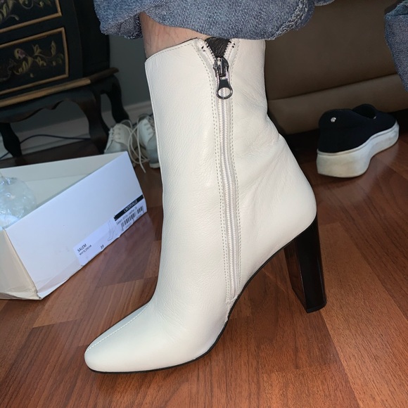 white pintervalle boots perfect for fall🖤 - Picture 3 of 9